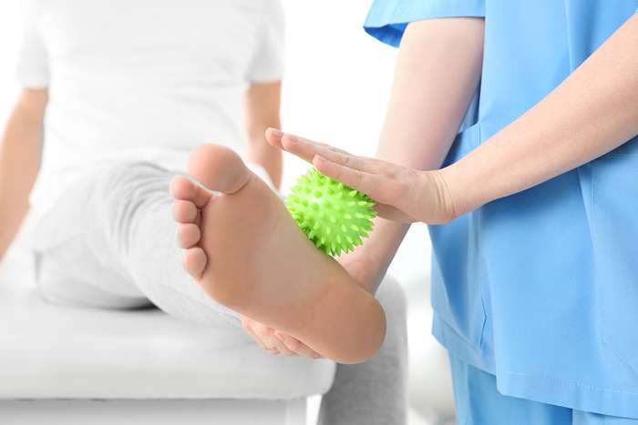 Φυσικοθεραπευτής που εργάζεται με ασθενή στην κλινική,