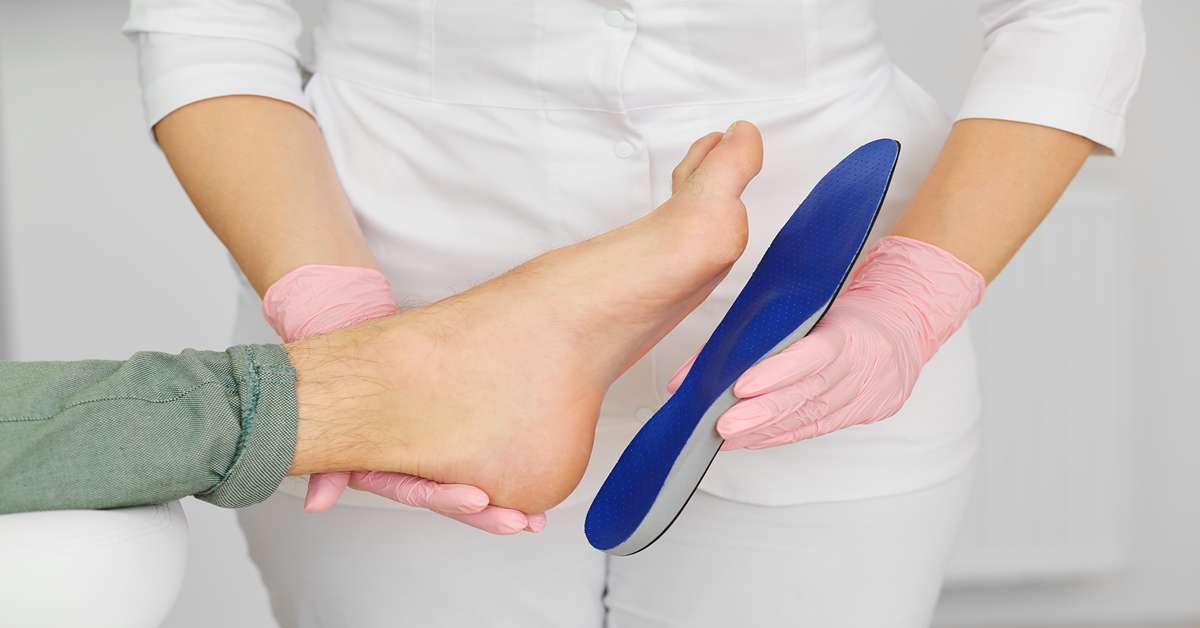 Orthopedic insoles. Fitting orthotic insoles. Flatfoot treatment. Podiatry clinic.