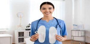 Depositphotos_325929560_XL_11zon_11zon 4_11zon / Ειδικά Πέλματα Young female orthopedist showing insoles in clinic